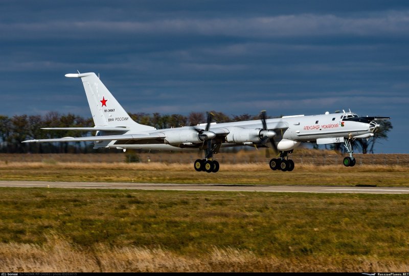 Самолет ту 142м