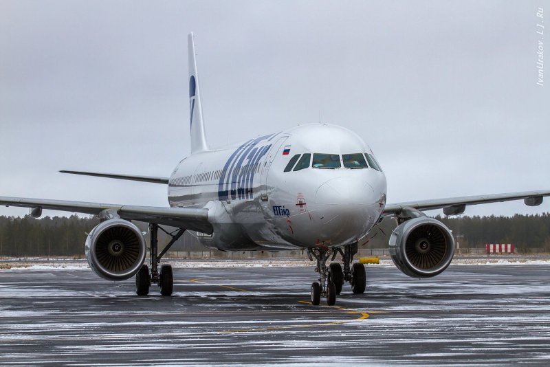 Boeing 737-800 UTAIR