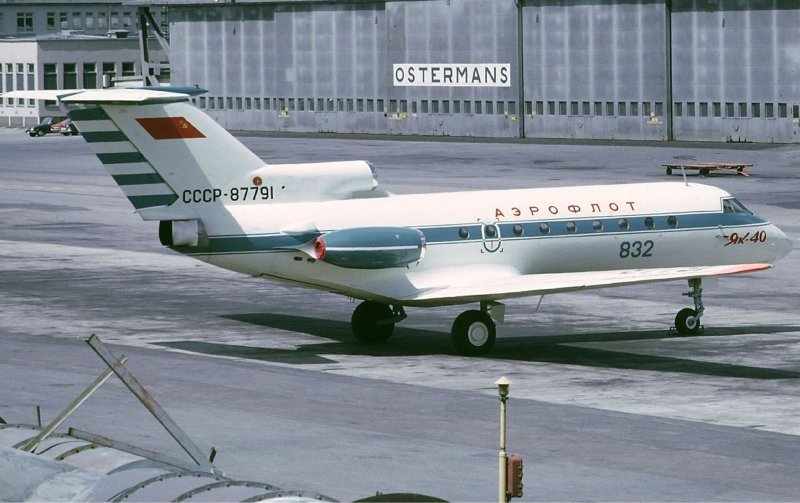 Як-40 пассажирский самолёт