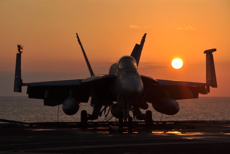F-18 супер Хорнет на палубе