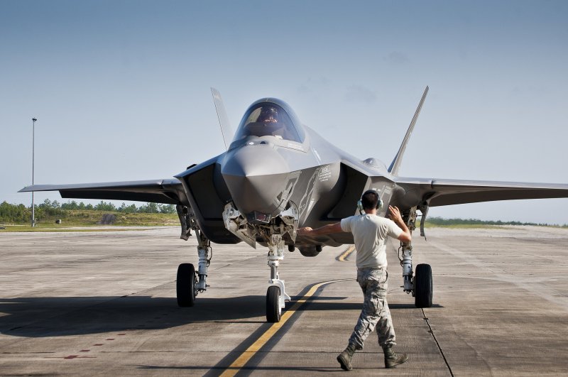 Самолеты f22 и f35
