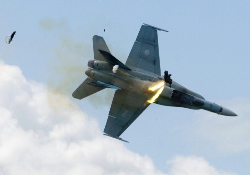 F16 истребитель