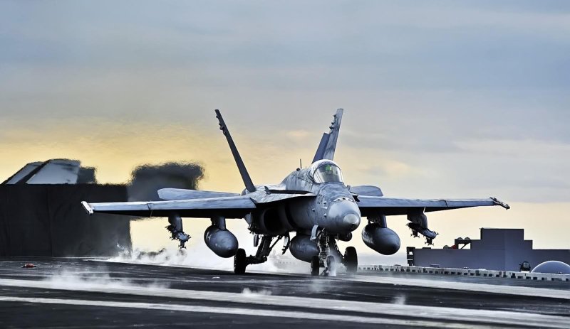 F 18 истребитель