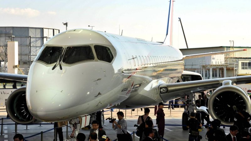 Самолет Митсубиси MRJ