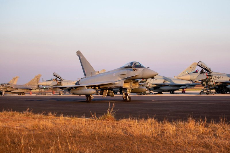 Самолет военный