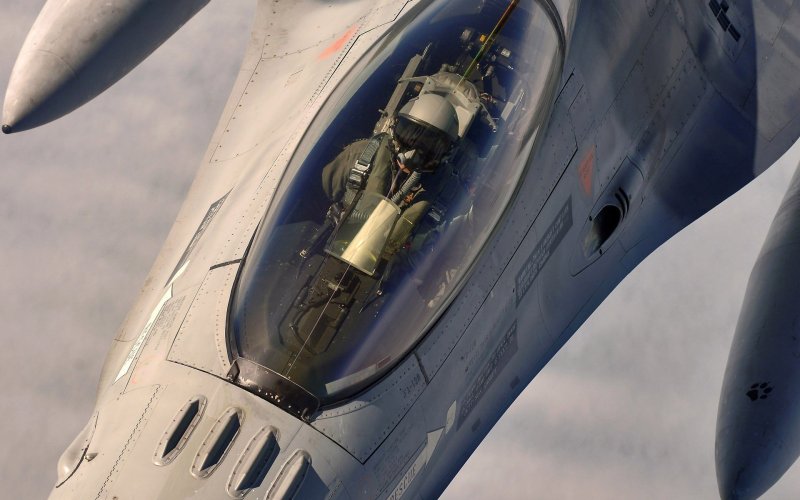 Ф-16 самолет