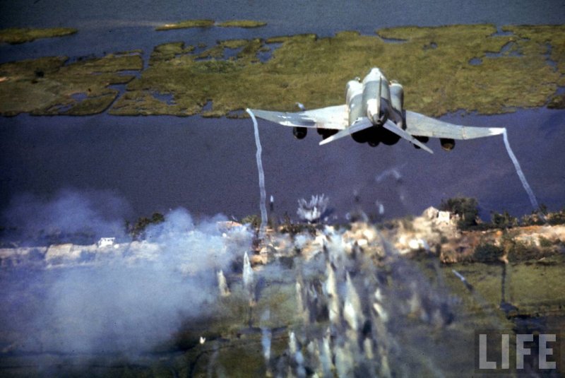 F4 Phantom с напалмом