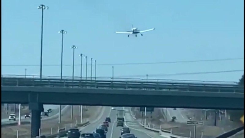 Самолет приземлился на шоссе