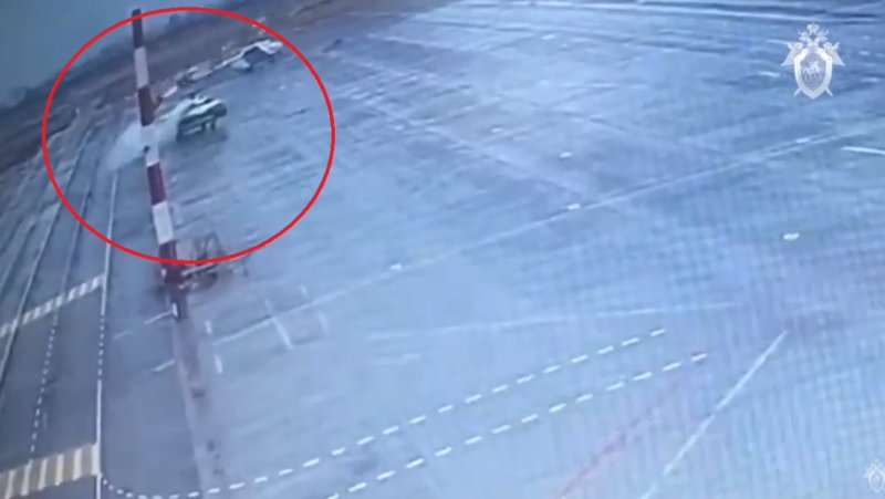 Военный самолет на взлетной полосе