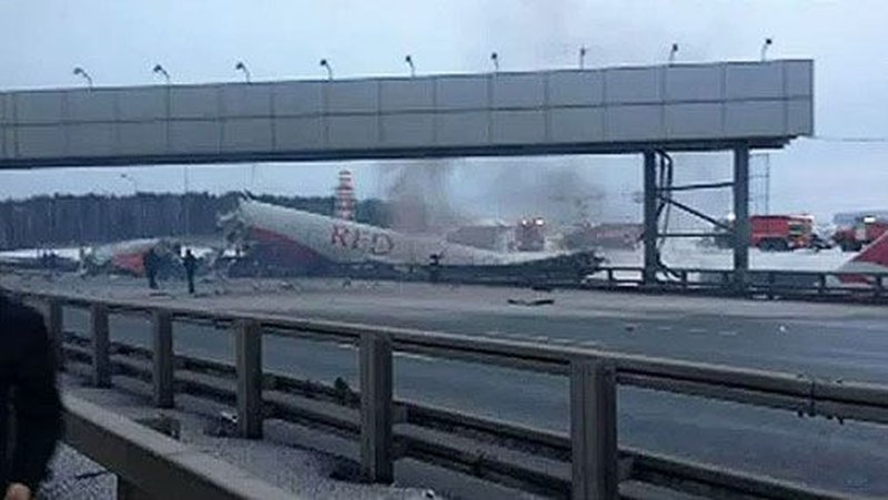 Ту 204 выкатился в Внуково