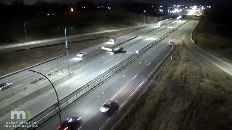 Самолёт приземлился на дорогу