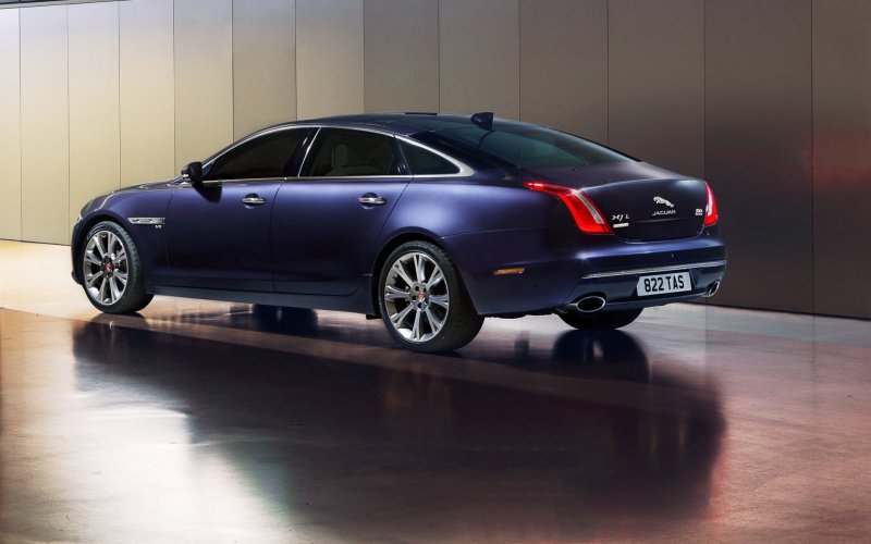 Автомобиль Jaguar XJ 2015 года