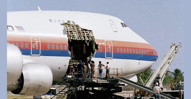 Дверь самолета Боинг 747