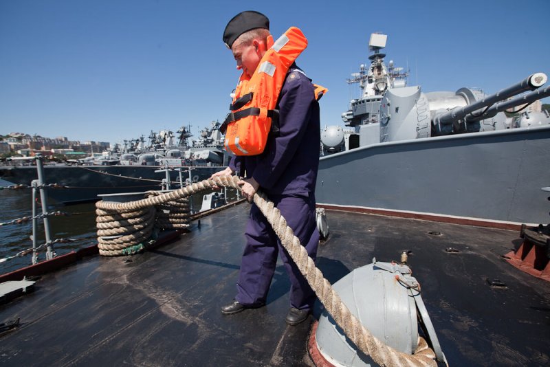 Моряки в море