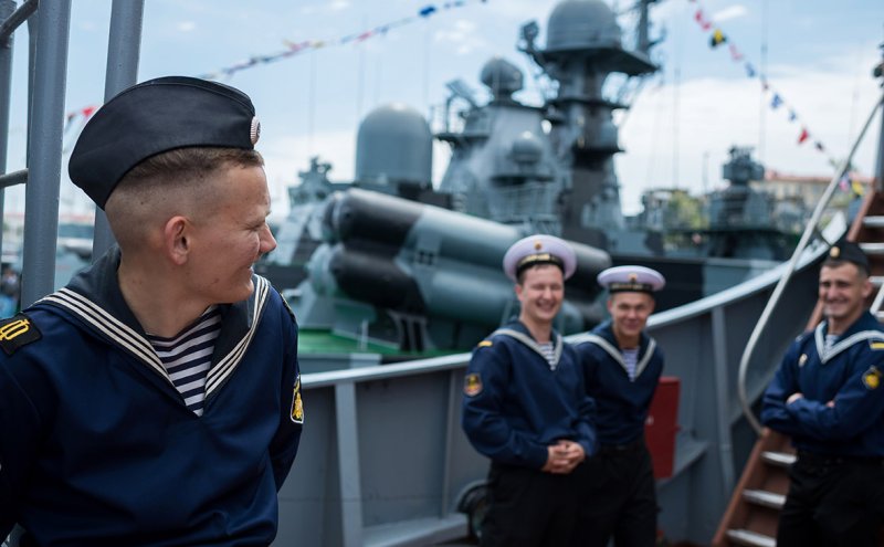 Моряки на корабле