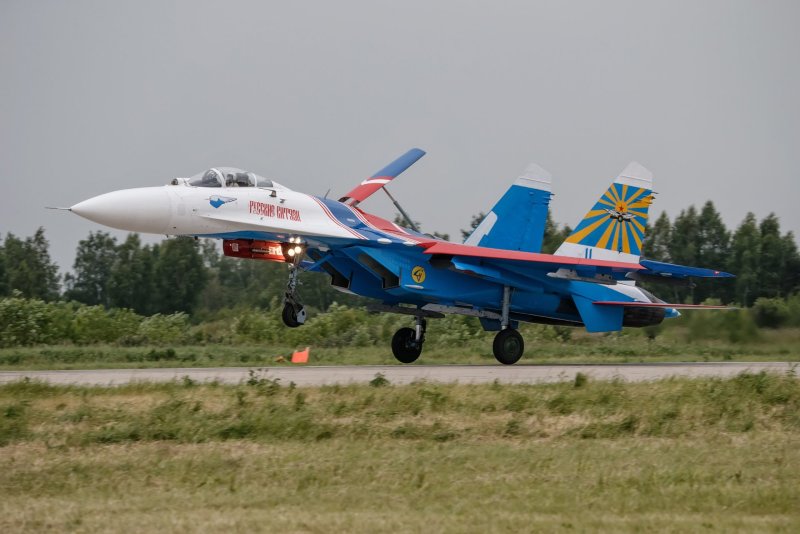 Самолет Су 27