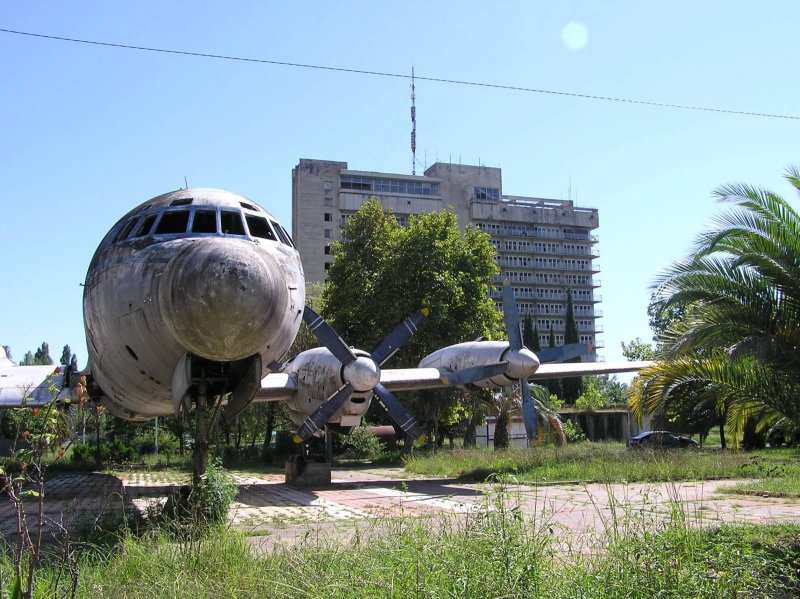 Гагра самолет памятник