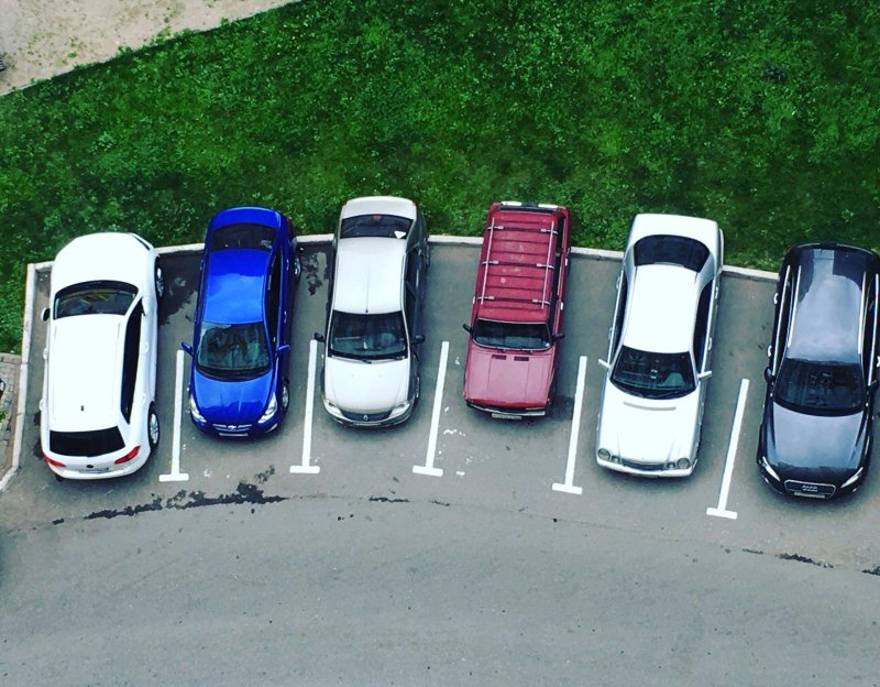 Автомобиль в паркинге