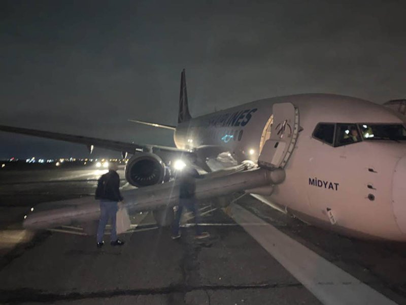Боинг 737 в аэропорту