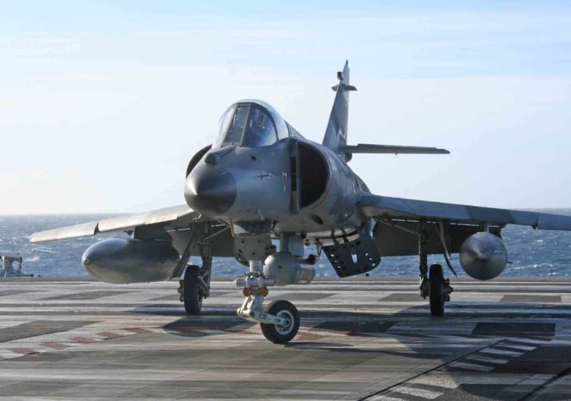 Истребитель бомбер палубный Dassault Étendard