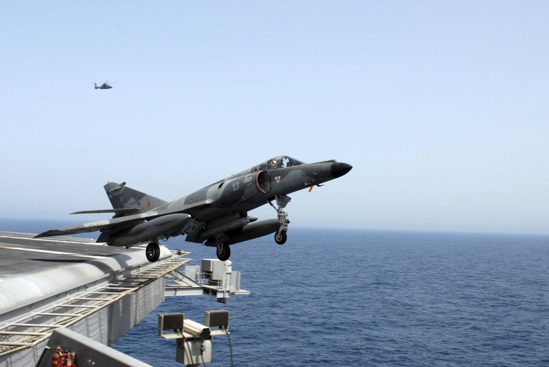 Французский палубный самолет Dassault Etendard IVM
