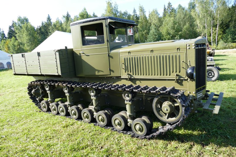 Гусеничный тягач АТС-712