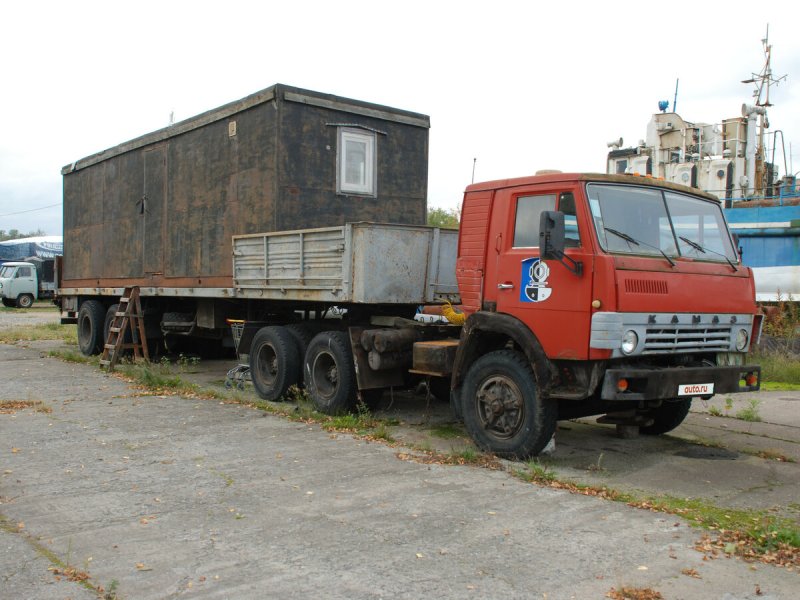 КАМАЗ 5410 полуприцепом бортовой