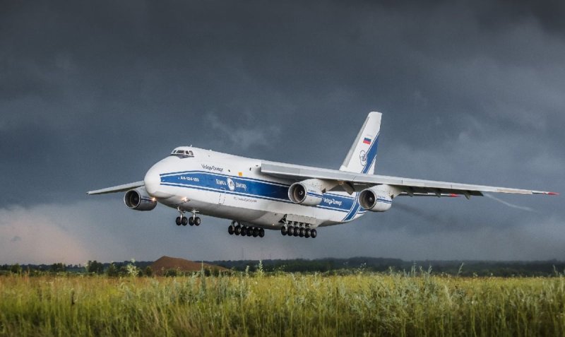 Самолет АН 124 100 Руслан