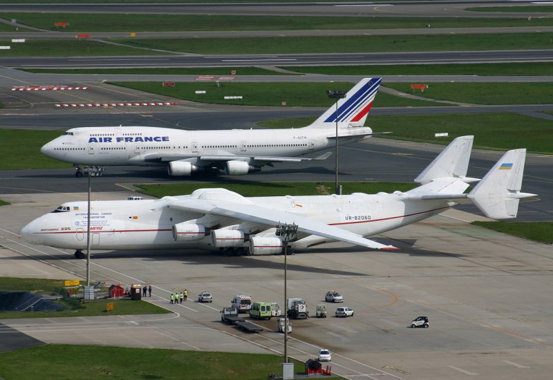 АН-225 Мрия и а380