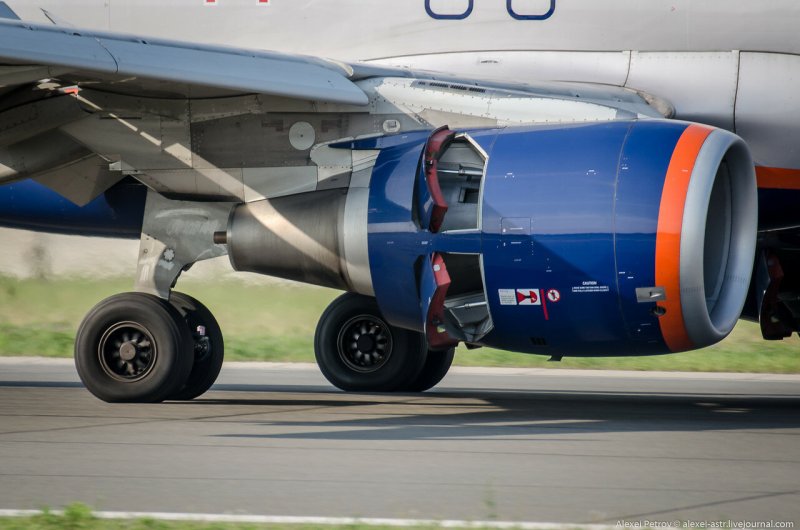 Реверс тяги самолета SSJ-100