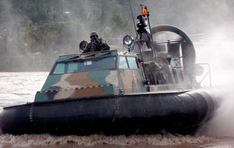 Griffon Hoverwork 2400td Hovercraft