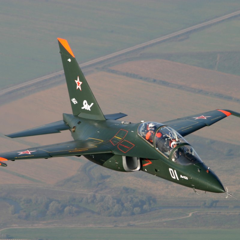 Як-130 красный