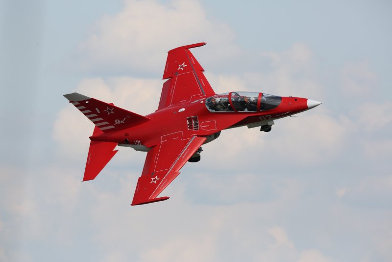 Як-130 красный