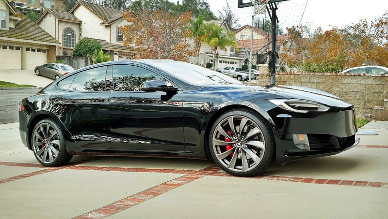 Черная Tesla model s 21 диски