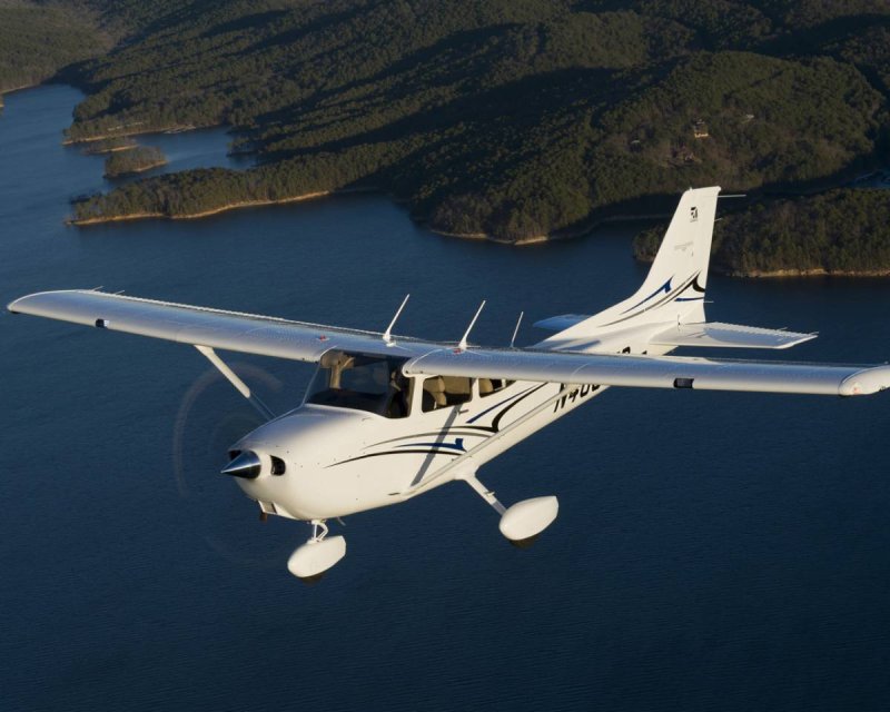 Легкомоторный самолет Cessna 172