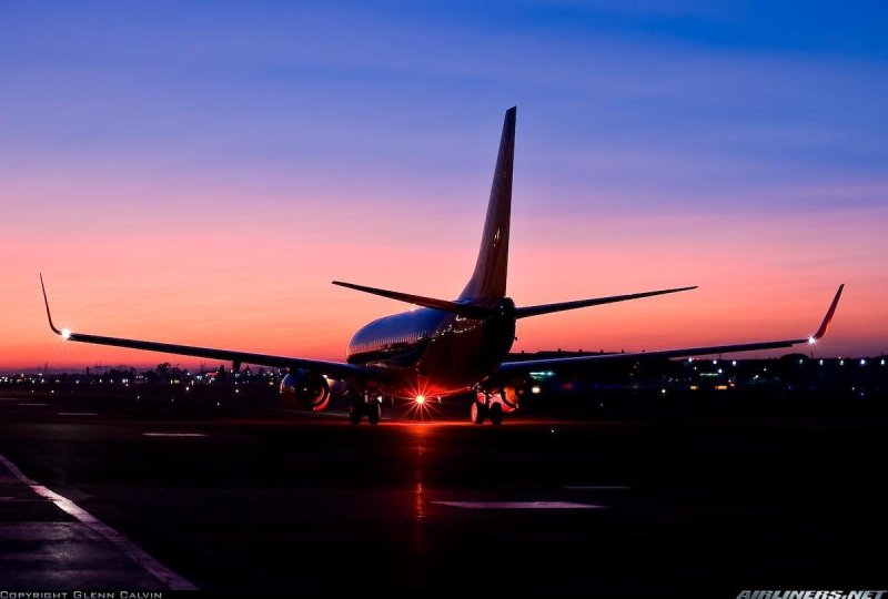 Боинг 737 в аэропорту