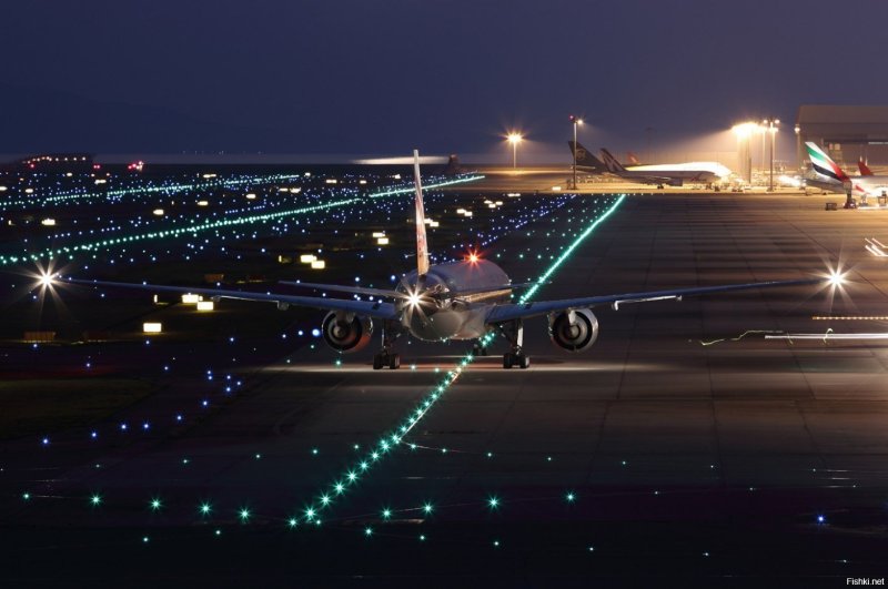 Боинг 777 в аэропорту