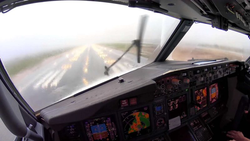 Посадка Боинга 737 вид из кабины