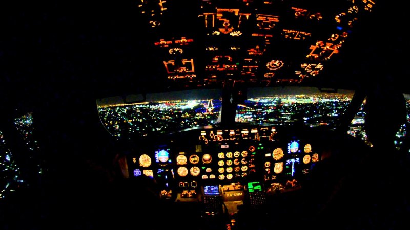 Кабина Боинг 737 ночью