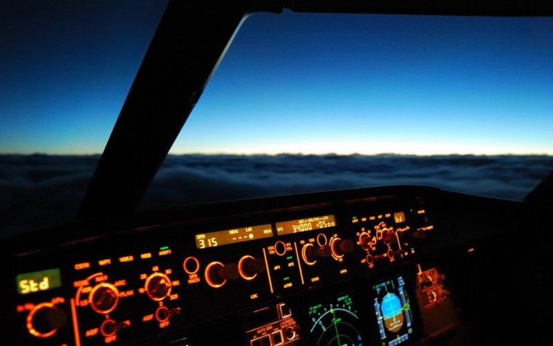 Кабина Боинг 737 ночью