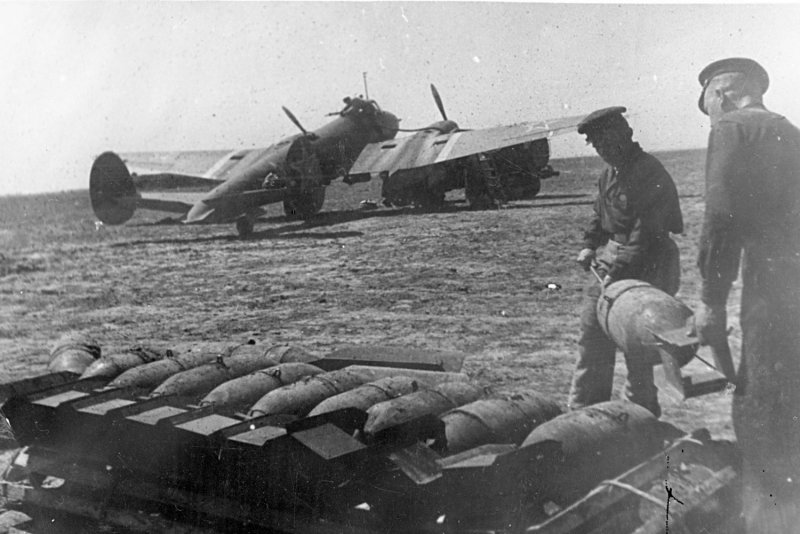 Пе-2 бомбардировщик