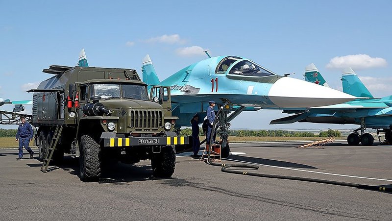 Военный самолет на аэродроме