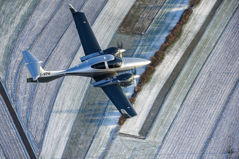 Двухдвигательный самолёт Diamond da 42ng