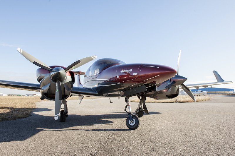 Самолет Diamond da-42