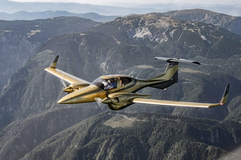 Самолет Diamond da-42t