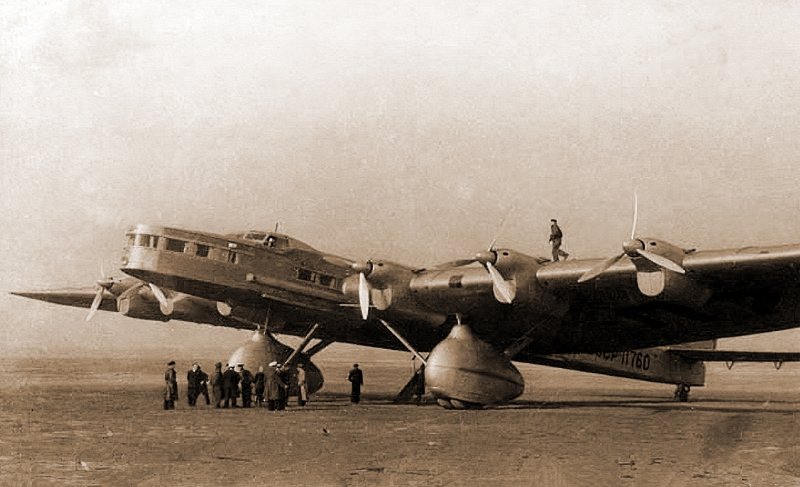 Самолет ант-20 Максим Горький