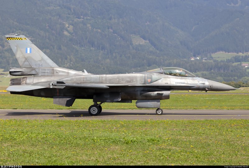 F-16 Fighting Falcon сзади