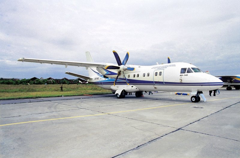 АН-140 пассажирский самолёт самолёты Антонова