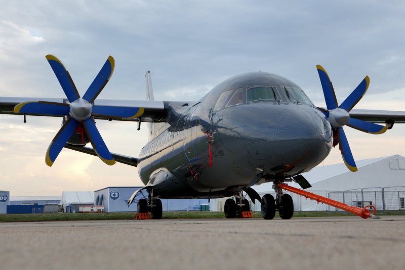 Самолёт АН 140 100