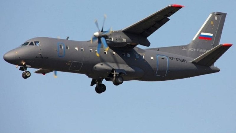 Серый самолет на российский или украинский